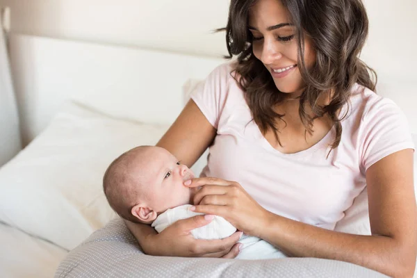 Madre con bebé —  Fotos de Stock