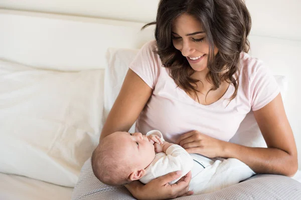 Moeder met baby — Stockfoto