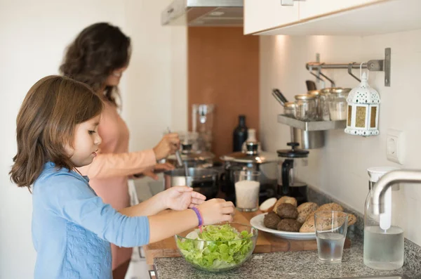 Ibu dan anak di dapur — Stok Foto