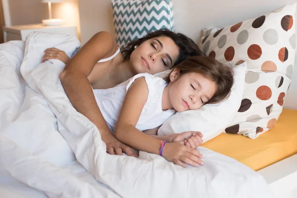 Mãe e filha na cama — Fotografia de Stock