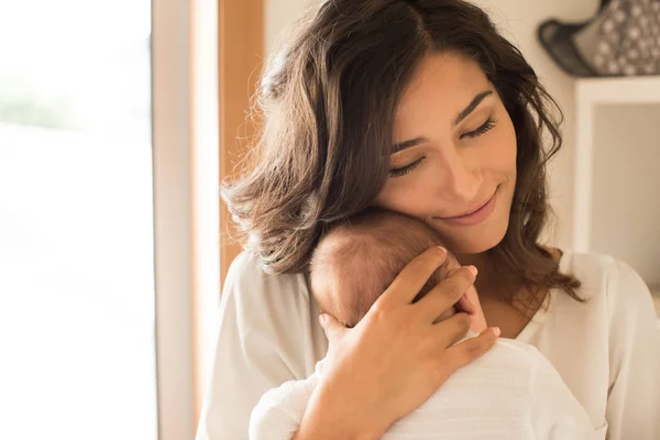 Mujer con bebé recién nacido — Foto de Stock