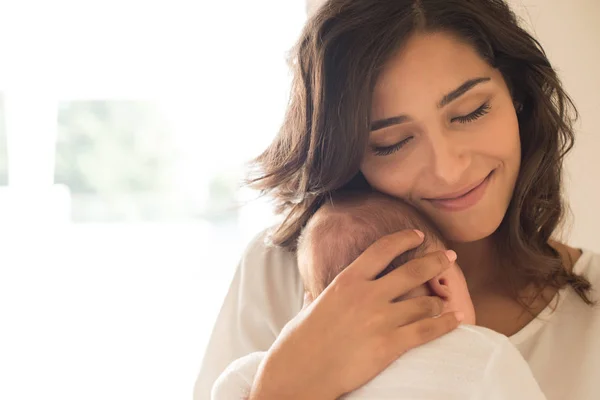 Mujer con bebé recién nacido — Foto de Stock