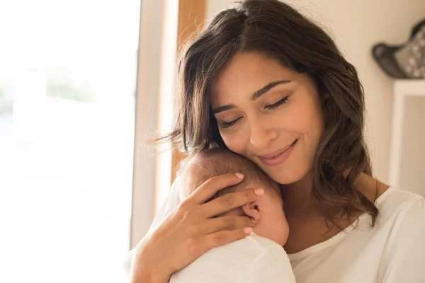 Vrouw met pasgeboren baby — Stockfoto