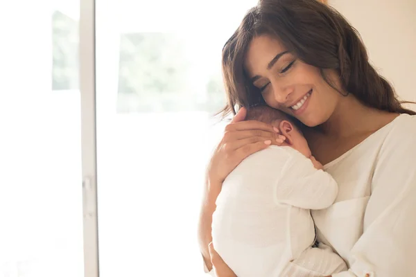 Mulher com bebê recém-nascido — Fotografia de Stock