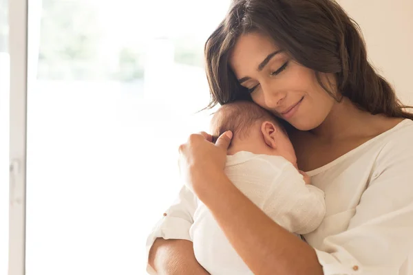 Mulher com bebê recém-nascido — Fotografia de Stock