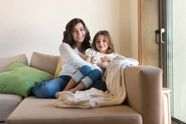 Mère et fille à la maison — Photo