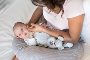 Anne ve yeni doğmuş bebek.