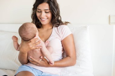 Anne kucağında yeni doğmuş bir bebek