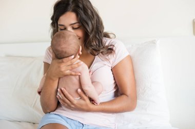 Anne kucağında yeni doğmuş bir bebek