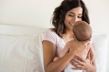 Anne kucağında yeni doğmuş bir bebek