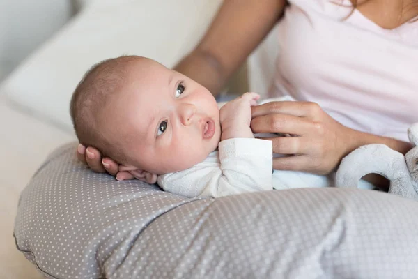 Anne ve yeni doğmuş bebek. — Stok fotoğraf