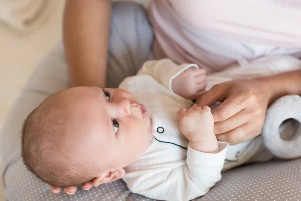 Anne ve yeni doğmuş bebek. — Stok fotoğraf