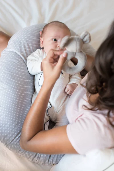 Anne ve yeni doğmuş bebek. — Stok fotoğraf