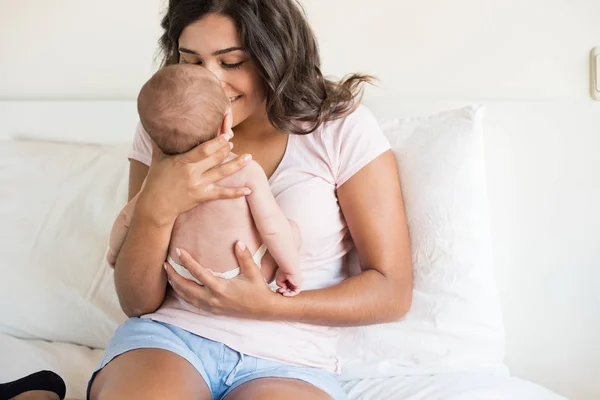 Mãe segurando bebê recém-nascido — Fotografia de Stock