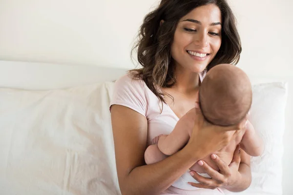 Moder som håller nyfött barn — Stockfoto