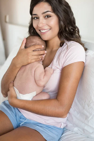 抱着新生儿的母亲 — 图库照片