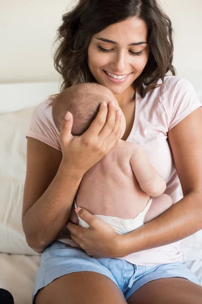 Mãe segurando bebê recém-nascido — Fotografia de Stock