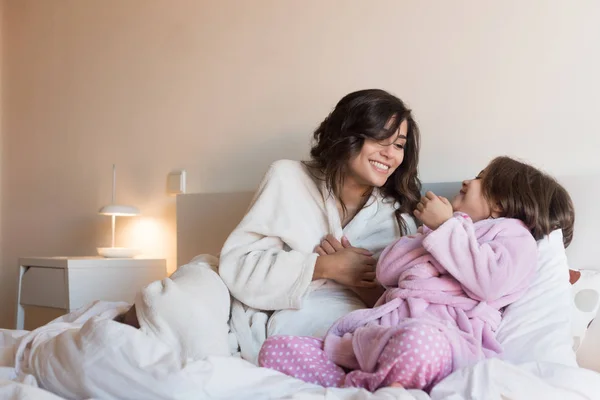 Mãe e filha na cama — Fotografia de Stock