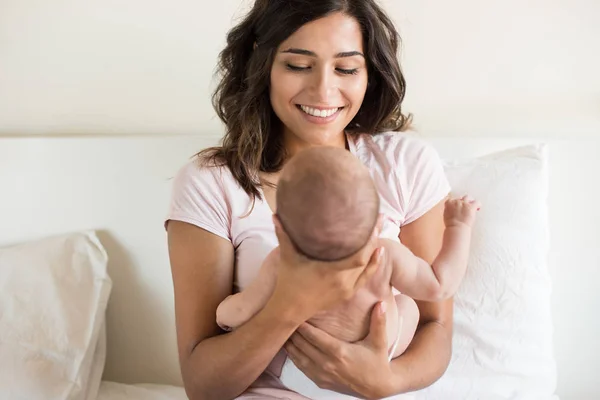 Anne kucağında yeni doğmuş bir bebek — Stok fotoğraf