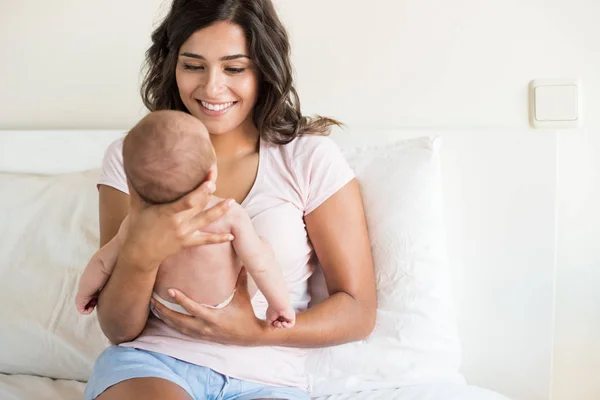 Madre Holding neonato — Foto Stock
