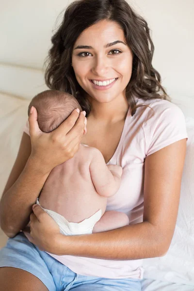 Madre Holding neonato — Foto Stock