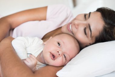 Anne ile bebek yatakta