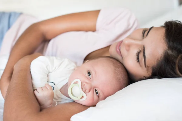 Мать с ребенком в постели — стоковое фото