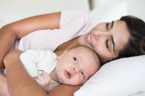 Moeder met baby bed inbegrepen — Stockfoto