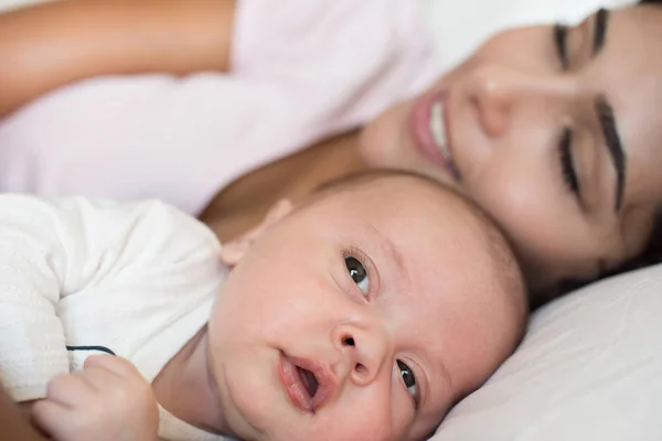 Anne ile bebek yatakta — Stok fotoğraf