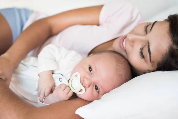 Mãe com bebê na cama — Fotografia de Stock