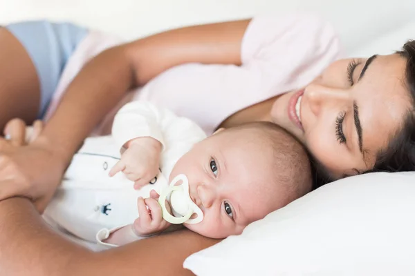 Mère avec bébé au lit — Photo