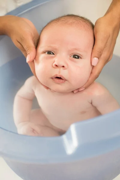 Mère laver bébé dans la baignoire — Photo