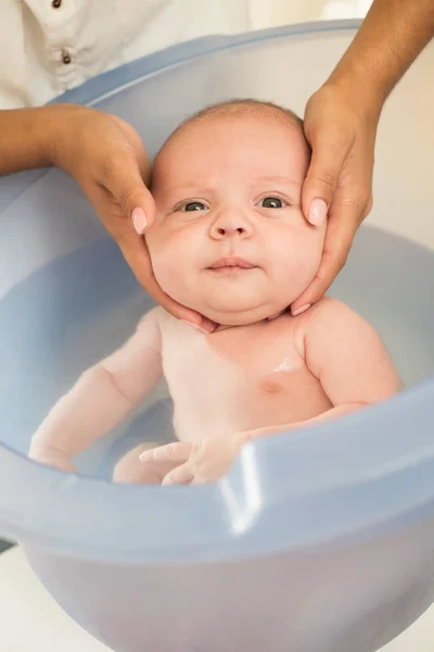 Mère laver bébé dans la baignoire — Photo