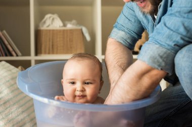 genç Baba banyo bebek