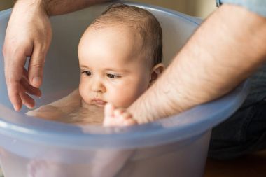 Küçük bebek banyo baba