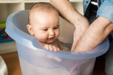 Küçük bebek banyo baba