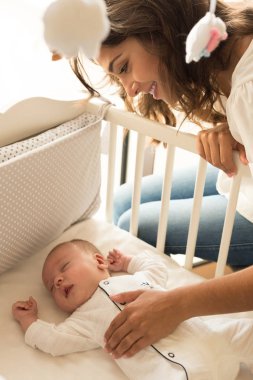 Anne bebek uyku koyarak