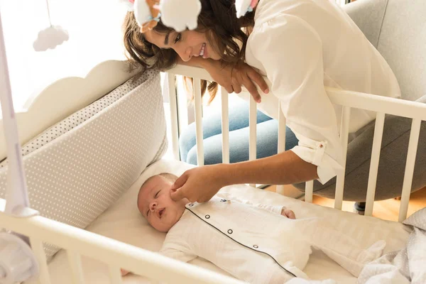 Mãe colocando bebê para dormir — Fotografia de Stock