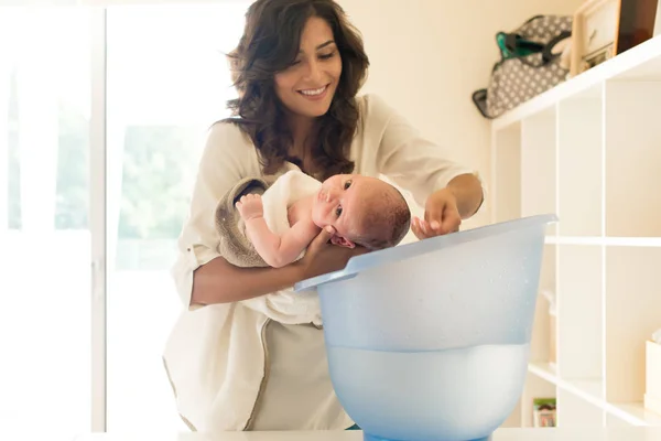 Mother washing baby in bath tub — Stock Photo, Image