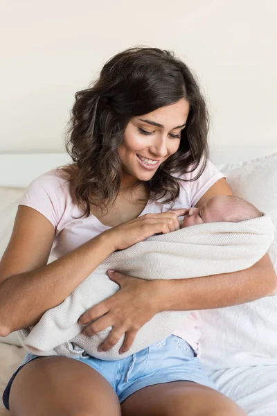 Mãe segurando bebê recém-nascido — Fotografia de Stock