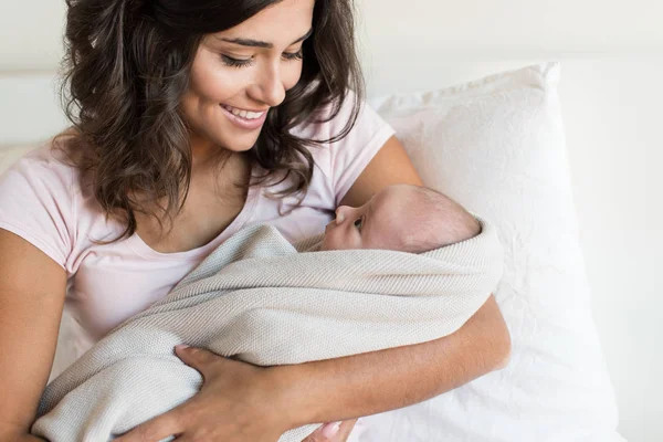 Mãe segurando bebê recém-nascido — Fotografia de Stock