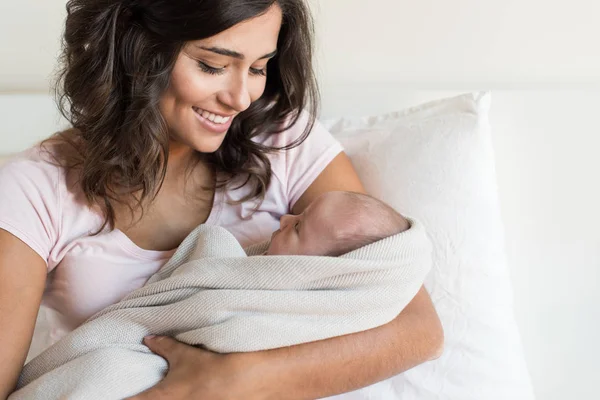 Anne kucağında yeni doğmuş bir bebek — Stok fotoğraf