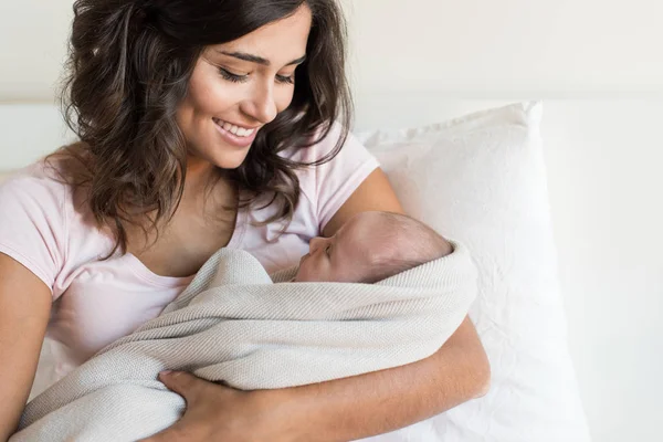 Mãe segurando bebê recém-nascido — Fotografia de Stock