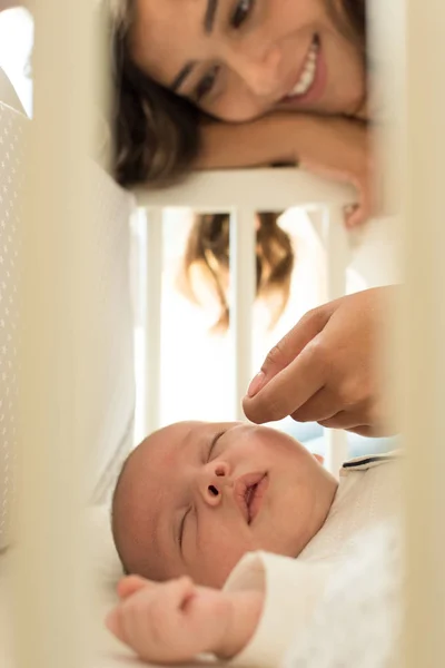 Anya elhelyezés baba alvás — Stock Fotó