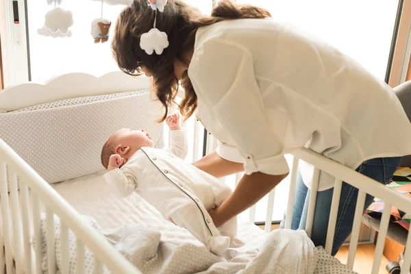 Madre poniendo al bebé a dormir — Foto de Stock