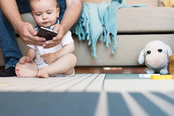 Baby spielt mit Smatphone — Stockfoto