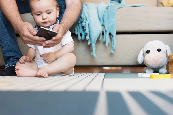 Baby spelen met smatphone — Stockfoto