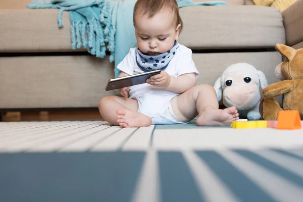 Bayi bermain dengan smatphone — Stok Foto