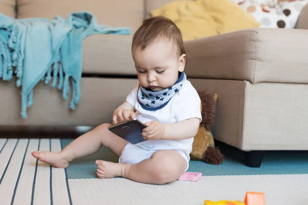 Baby playing with smatphone — Stock Photo, Image