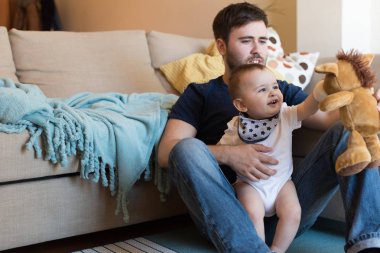 bebekle oynarken babası